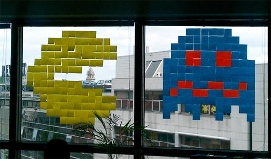 Post-it sur une fenêtre