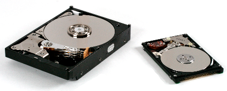 Disques durs 3,5 pouces (à gauche) et 2,5 pouces (à droite).