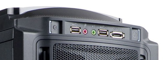 Ports disponibles en façade : deux audio, deux USB et un eSATA