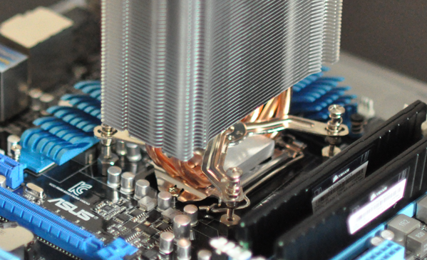 Fixation du ventirad sur le CPU grâce à la plaque située à l’arrière de la carte mère