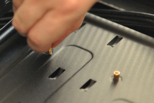 Mise en place des entretoises au fond du boîtier