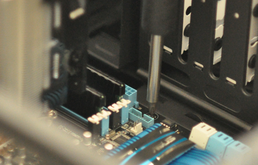 Vissage de la carte mère aux entretoises afin de la fixer au boîtier