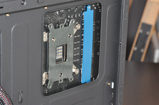 Un trou dans le boîtier permet d’accéder facilement à la fixation du ventirad