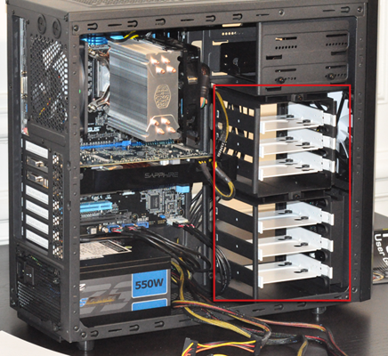 Les disques durs et SSD se placent dans les tiroirs prévus à cet effet, à l’avant de la tour