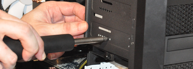 Une vis de chaque côté du lecteur