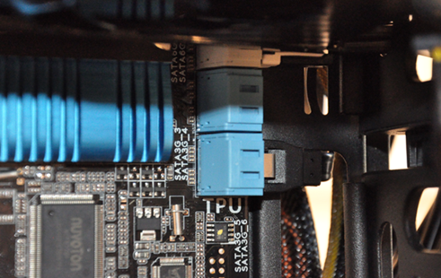 Branchement du SSD et du lecteur optique à la carte mère, en SATA